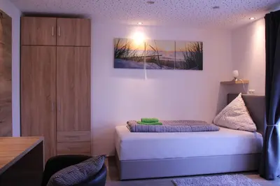 Ein Bett oder Betten in einem Zimmer der Unterkunft Zauberhaftes Gästehaus/Ferienwohnung Am Tiefenbach