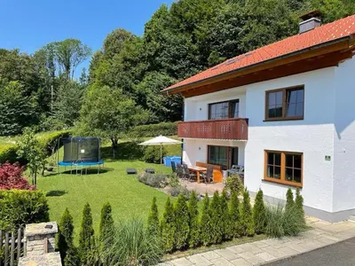 Ein Garten an der Unterkunft Ferienhaus Nähe Kochel am See