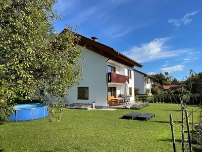 Ein Garten an der Unterkunft Ferienhaus Nähe Kochel am See