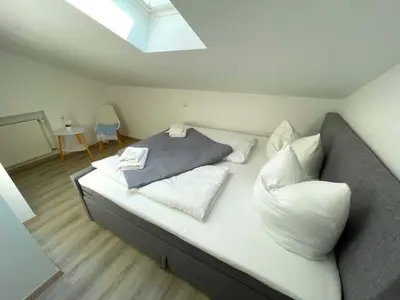 Ein Bett oder Betten in einem Zimmer der Unterkunft Gemütliche Ferienwohnung im DG am Tegernsee - Bergblick, Ruhe & ganz viel Platz