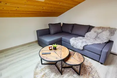 Ein Sitzbereich in der Unterkunft Gemütliche Ferienwohnung im DG am Tegernsee - Bergblick, Ruhe & ganz viel Platz