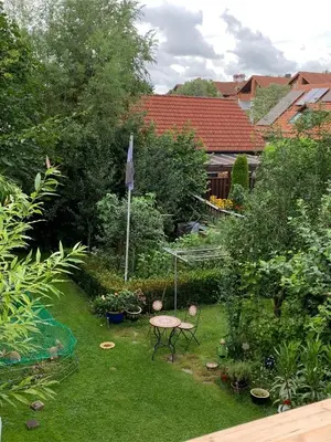 Ein Garten an der Unterkunft Ferienwohnung Landsberg am Lech