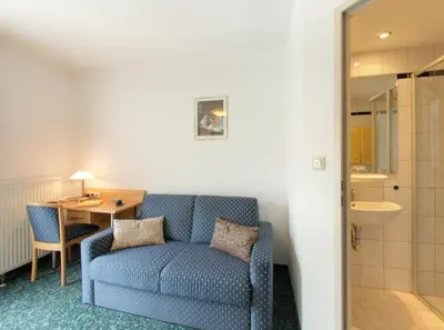 Ein Sitzbereich in der Unterkunft Hotel Jagermo