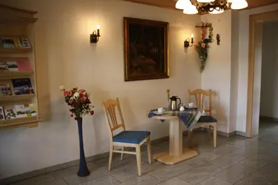 Ein Sitzbereich in der Unterkunft Hotel Jagermo