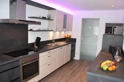 Küche/Küchenzeile in der Unterkunft Top-Moderne und geräumige Ferienwohnung