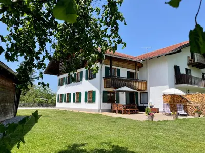 Das Gebäude in dem sich das Ferienhaus befindet