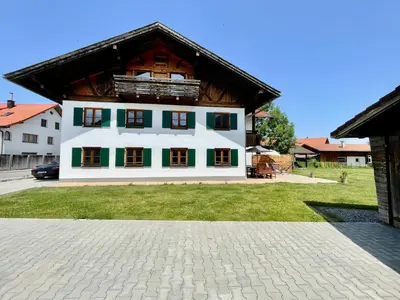 Das Gebäude in dem sich das Ferienhaus befindet