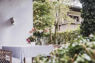 Ein Garten an der Unterkunft Ferienwohnung Tausendfreund am Chiemsee