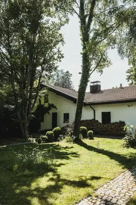 Ein Garten an der Unterkunft Ferienwohnung Tausendfreund am Chiemsee