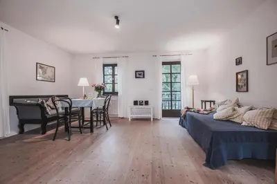 Ein Sitzbereich in der Unterkunft Ferienwohnung Tausendfreund am Chiemsee