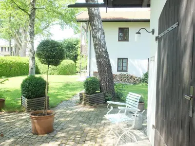 Ein Garten an der Unterkunft Gartenwohnung Tausendfreund am Chiemsee