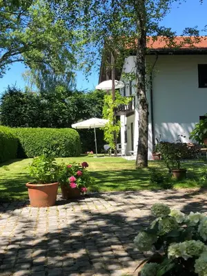 Ein Garten an der Unterkunft Gartenwohnung Tausendfreund am Chiemsee