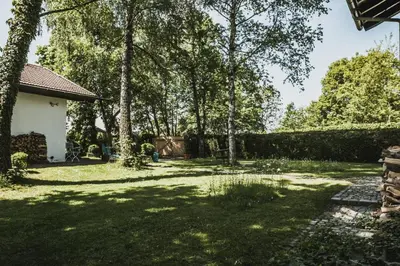 Ein Garten an der Unterkunft Gartenwohnung Tausendfreund am Chiemsee