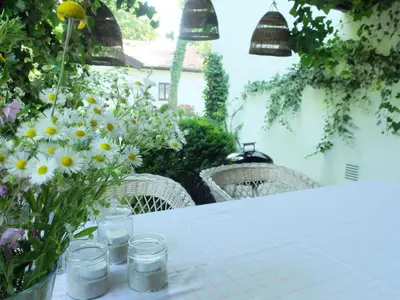 Ein Garten an der Unterkunft Gartenwohnung Tausendfreund am Chiemsee