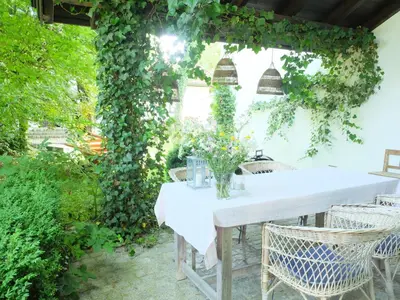 Ein Garten an der Unterkunft Gartenwohnung Tausendfreund am Chiemsee