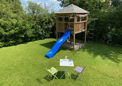 Ein Kinderspielbereich in der Unterkunft Stilvolles Apartment mit Bergblick-Hütte und Garten