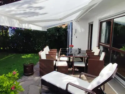 Ein Garten an der Unterkunft Elegantes Haus, Bikes, ruhig, Garten, Seenähe, ab 6 Jahre