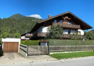 Ein allgemeiner Bergblick oder ein Berglick von der Ferienwohnung aus