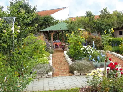 Ein Garten an der Unterkunft Pension Martinus