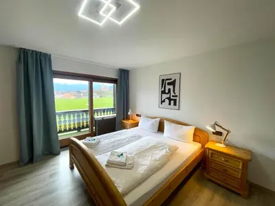 Ein Bett oder Betten in einem Zimmer der Unterkunft Großzügige Ferienwohnung am Tegernsee mit Südbalkon und Wallbergblick