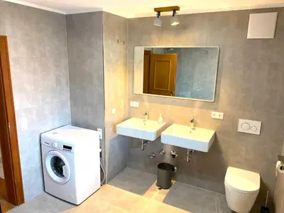 Ein Badezimmer in der Unterkunft Großzügige Ferienwohnung am Tegernsee mit Südbalkon und Wallbergblick