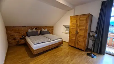 Ein Bett oder Betten in einem Zimmer der Unterkunft Bunter Hirsch Ferienwohnung im Garmischer Zentrum