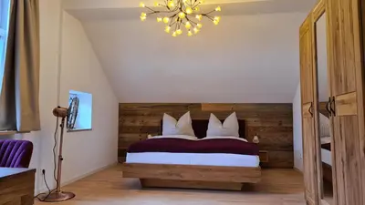 Ein Bett oder Betten in einem Zimmer der Unterkunft Bunter Hirsch Ferienwohnung im Garmischer Zentrum