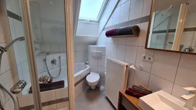 Ein Badezimmer in der Unterkunft Bunter Hirsch Ferienwohnung im Garmischer Zentrum