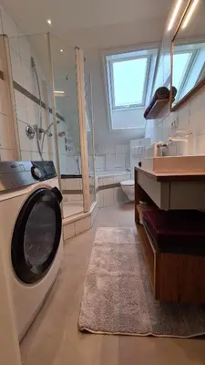 Ein Badezimmer in der Unterkunft Bunter Hirsch Ferienwohnung im Garmischer Zentrum