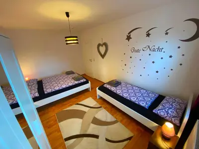 Ein Bett oder Betten in einem Zimmer der Unterkunft Ferienwohnung Augsburg 1