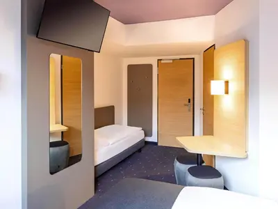 Ein Bett oder Betten in einem Zimmer der Unterkunft B&B Hotel Augsburg-Nord