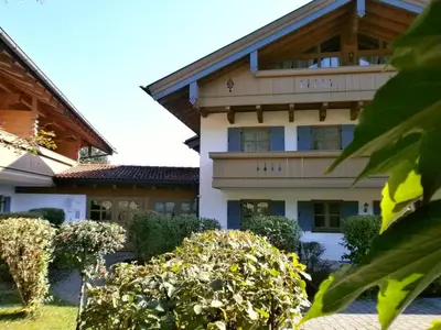 Ein Garten an der Unterkunft Alpenresidenz Chiemgau