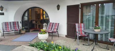 Ein Sitzbereich in der Unterkunft Hotel Alpenhof