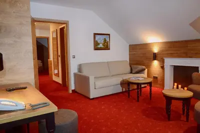 Ein Sitzbereich in der Unterkunft Hotel Alpenhof