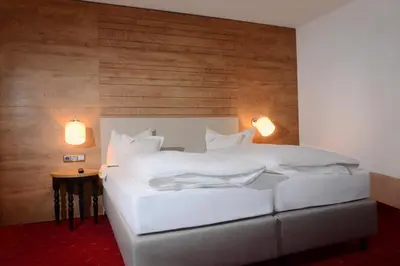 Ein Bett oder Betten in einem Zimmer der Unterkunft Hotel Alpenhof