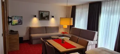 Ein Sitzbereich in der Unterkunft Hotel Alpenhof