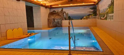 Der Swimmingpool an oder in der Nähe von Hotel Alpenhof