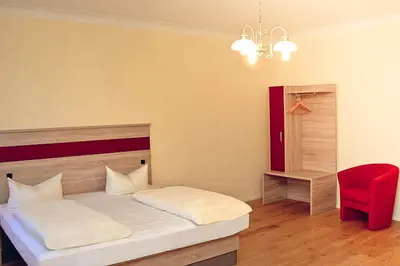 Ein Bett oder Betten in einem Zimmer der Unterkunft Hotel-Gasthof Flötzinger Bräu