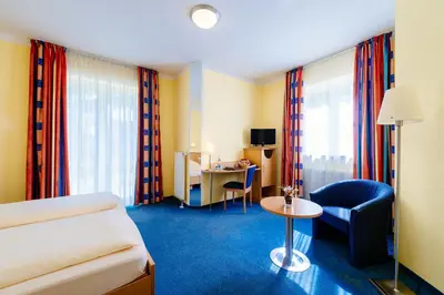 Ein Bett oder Betten in einem Zimmer der Unterkunft Hotel Graf Lehndorff zur Messe