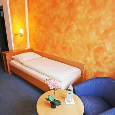 Ein Bett oder Betten in einem Zimmer der Unterkunft Hotel Graf Lehndorff zur Messe