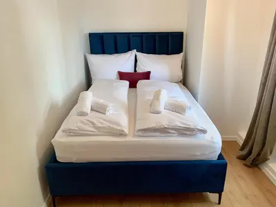 Ein Bett oder Betten in einem Zimmer der Unterkunft Königlich & modern See- und Zentrumsnah