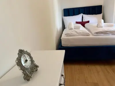 Ein Bett oder Betten in einem Zimmer der Unterkunft Königlich & modern See- und Zentrumsnah
