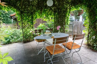 Ein Garten an der Unterkunft Hotel Schrenkhof