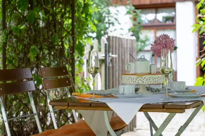 Ein Garten an der Unterkunft Hotel Schrenkhof