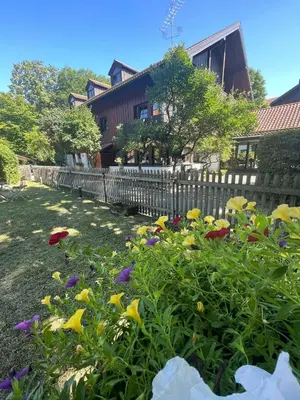 Ein Garten an der Unterkunft Hotel Schrenkhof