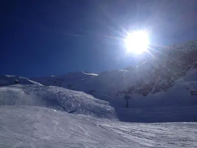 Erholsamer Traumurlaub wo auf Bergen Schlößer wachsen im Winter