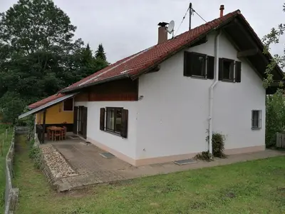Das Gebäude in dem sich das Ferienhaus befindet