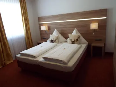 Ein Bett oder Betten in einem Zimmer der Unterkunft Hotel Isartaler Hof