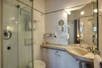Ein Badezimmer in der Unterkunft Hotel Schiller