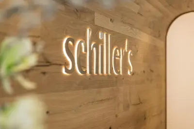 Ein Zertifikat, Auszeichnung, Logo oder anderes Dokument, das in der Unterkunft Hotel Schiller ausgestellt ist